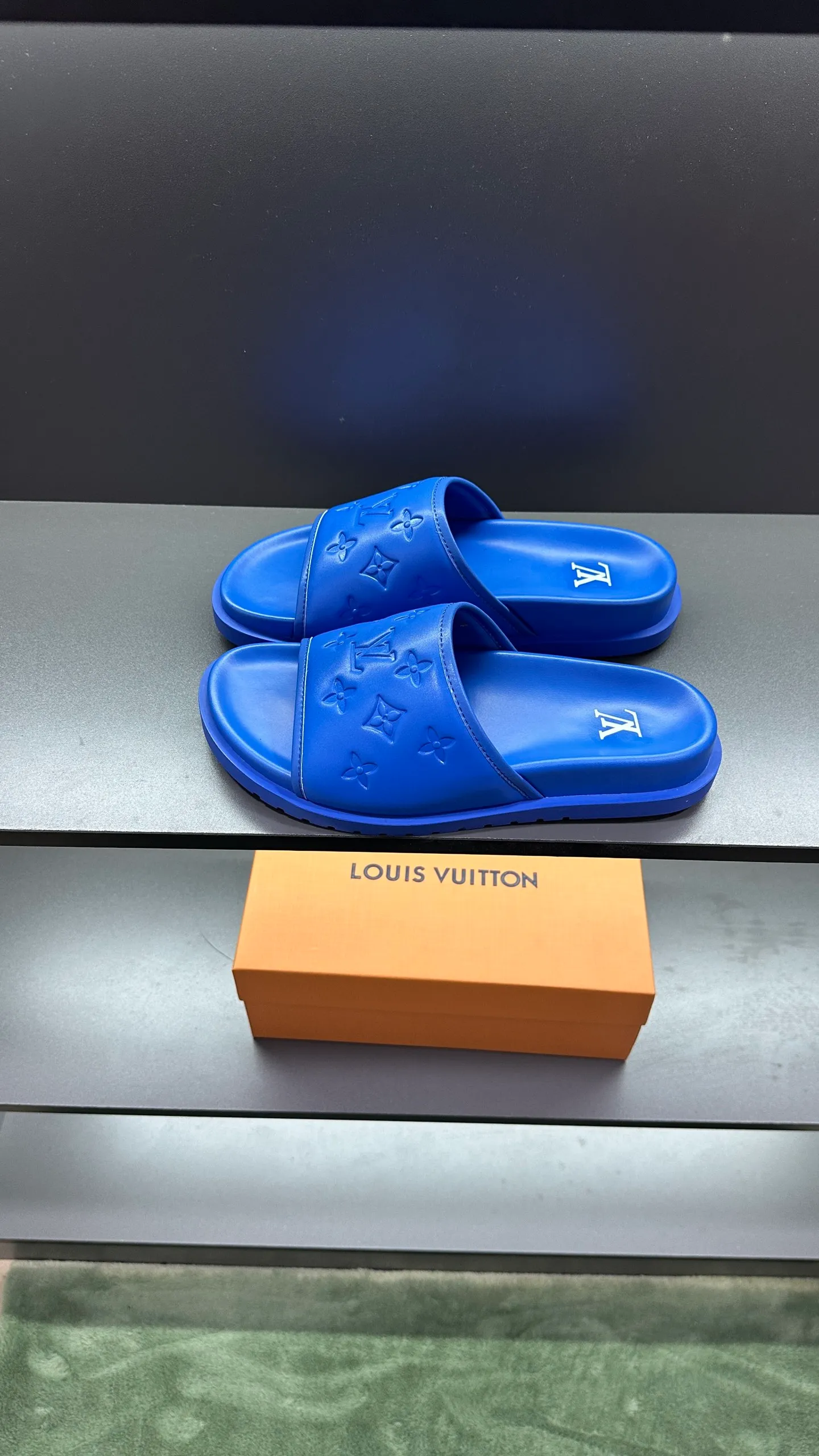 [L Home] P: 300💰Size: 38-45 Top purchasing lv men's summer slippers, classic presbyopia with soft real leather lining, unique color splicing effect, distinctive personality, fashionable and trendy essential style, light and comfortable. Lightweight and tough rubber insole, micro ridged foam outsole, super comfortable!